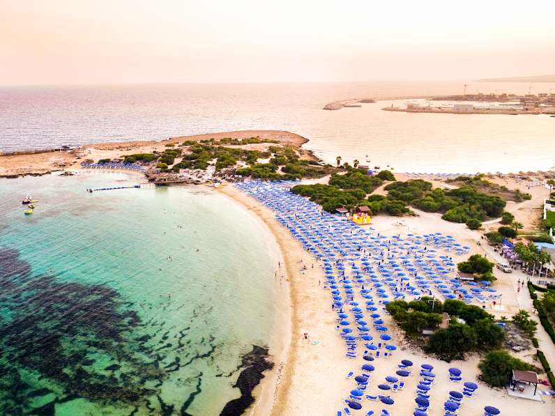 Luftaufnahme der berühmten Makronissos Strandküste, Ayia Napa, Famagusta, Zypern © iStock.com/f8grapher